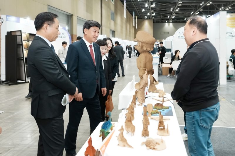 방세환 시장이 ‘제14회 광주시 기업박람회’에서 참가 기업의 제품을 살펴보고 있는 모습.(광주시 제공)