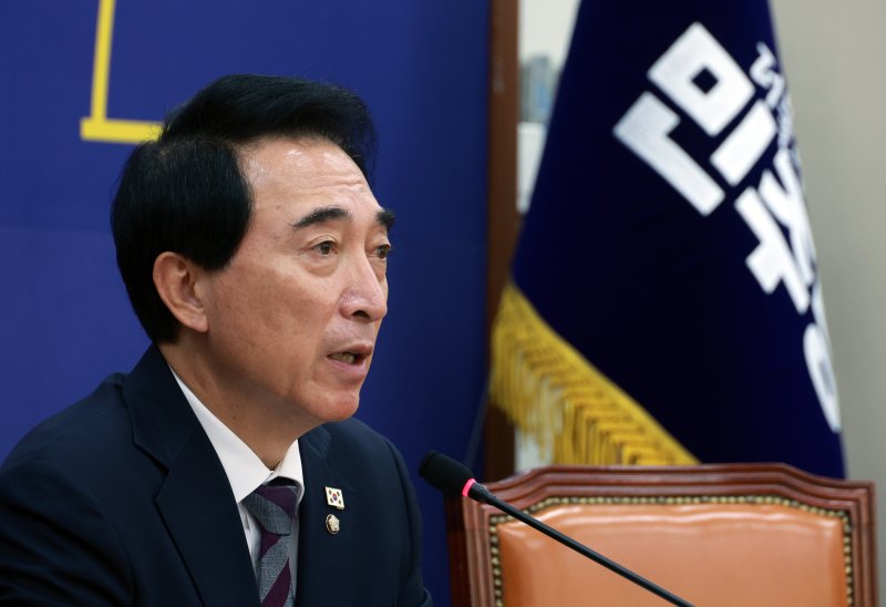 [서울=뉴시스] 고승민 기자 = 박수현 더불어민주당 수석대변인이 2일 서울 여의도 국회에서 국정감사 등 현안 관련 기자간담회를 하고 있다. 2025.11.02. kkssmm99@newsis.com