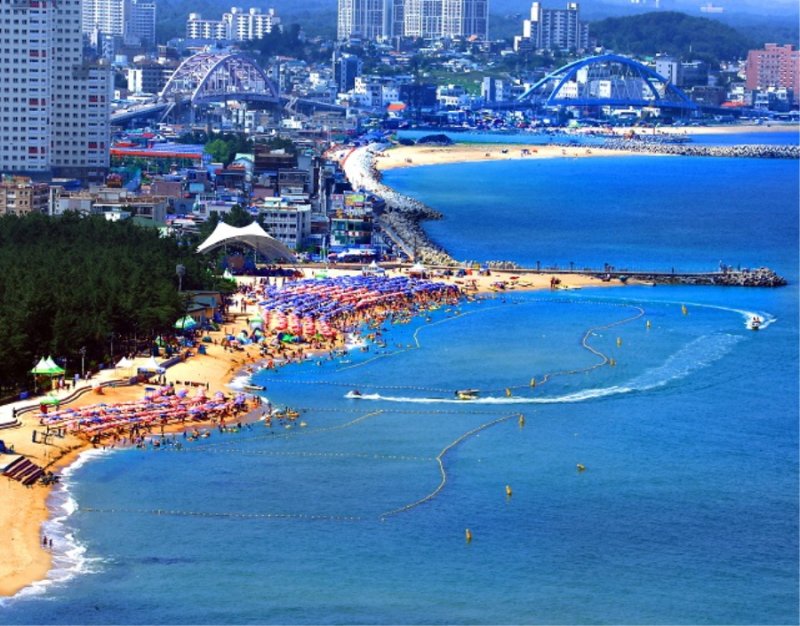 [춘천=뉴시스] 5일 강원특별자치도(도지사 김진태)는 올해 여름철 도내 하천·계곡과 해수욕장을 찾은 방문객이 코로나19 이후, 역대 최대였음에도 수상안전 사망 사고가 전년 15건 보다 5건 감소한 10건(전년대비 33% 감소)으로 나타났다 고 밝혔다. 사진은 속초해수욕장. 속초시 제공. *재판매 및 DB 금지