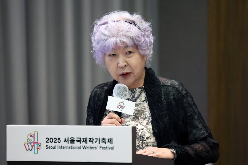[서울=뉴시스] 박진희 기자 = 전수용 한국번역문학원 원장이 11일 서울 중구 프레이저 플레이스 남대문 호텔에서 '2025 서울국제작가축제' 기자간담회를 하고 있다. 한국번역문학원의 서울국제작가축제는 오는 12일부터 17일까지 서울 종로구 그라운드서울에서 '보 이 는 것 보 다 ( )' 를 주제로, 국내외 작가 19명이 함께하는 문학축제이다. 2025.09.11. pak7130@newsis.com
