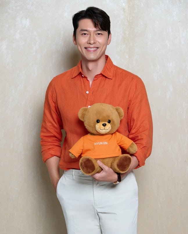 현빈, 곰돌이 품고 아빠 미소…♥손예진 반한 비주얼