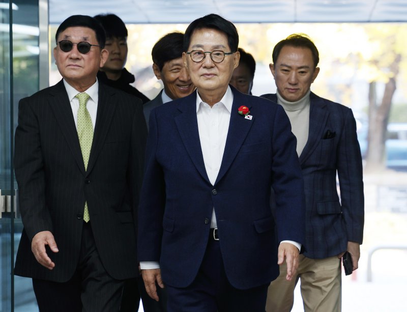 [서울=뉴시스] 김진아 기자 = '서해 공무원 피격 사건' 은폐 시도 및 '월북몰이' 혐의로 재판에 넘겨진 박지원 전 국가정보원장이 5일 서울 서초구 서울중앙지방법원에서 열린 1심 결심공판에 출석하고 있다. 2025.11.05. bluesoda@newsis.com