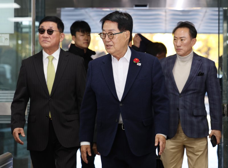 [서울=뉴시스] 김진아 기자 = '서해 공무원 피격 사건' 은폐 시도 및 '월북몰이' 혐의로 재판에 넘겨진 박지원 전 국가정보원장이 5일 서울 서초구 서울중앙지방법원에서 열린 1심 결심공판에 출석하고 있다. 2025.11.05. bluesoda@newsis.com