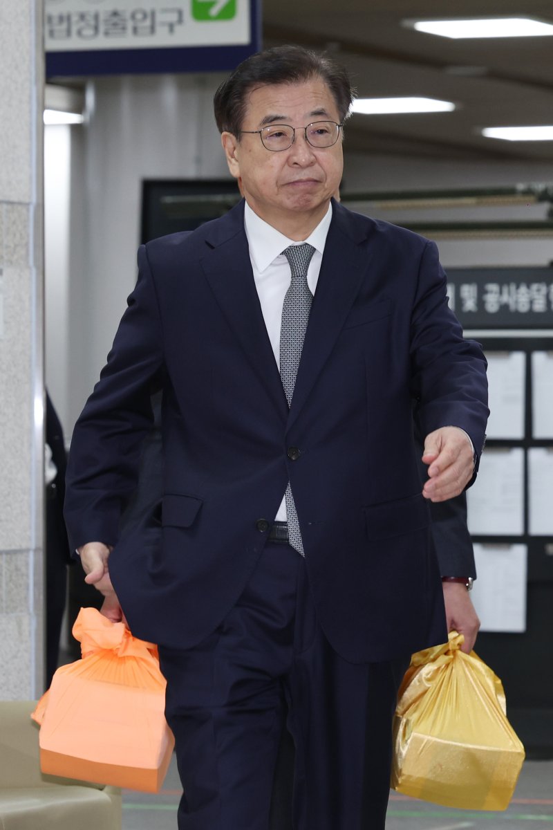 [서울=뉴시스] 김진아 기자 = '서해 공무원 피격 사건' 은폐 시도 및 '월북몰이' 혐의로 재판에 넘겨진 서훈 전 국가안보실장이 5일 서울 서초구 서울중앙지방법원에서 열린 1심 결심공판에 출석하고 있다. 2025.11.05. bluesoda@newsis.com