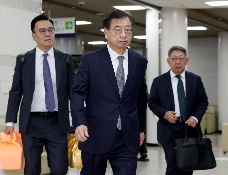 [서울=뉴시스] 김진아 기자 = '서해 공무원 피격 사건' 은폐 시도 및 '월북몰이' 혐의로 재판에 넘겨진 서훈 전 국가안보실장이 5일 서울 서초구 서울중앙지방법원에서 열린 1심 결심공판에 출석하고 있다. 2025.11.05. bluesoda@newsis.com