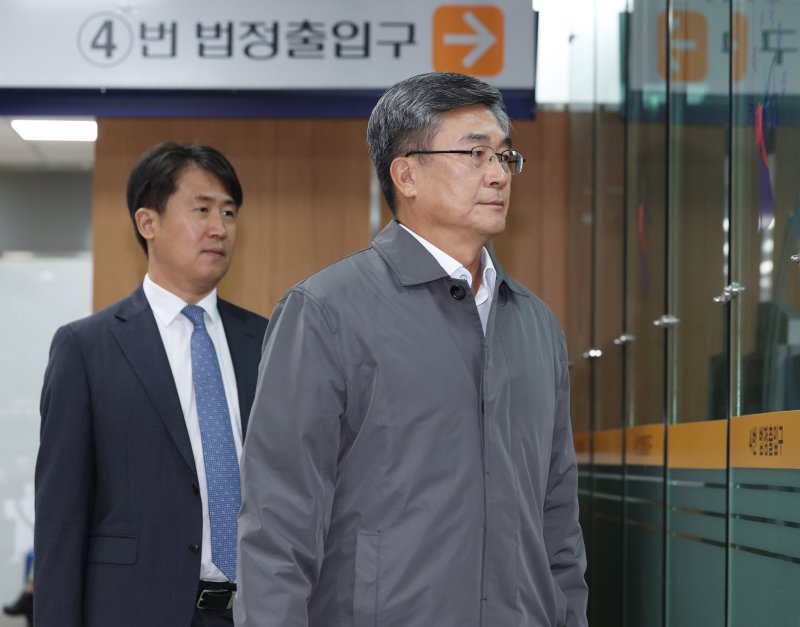 [서울=뉴시스] 김진아 기자 = '서해 공무원 피격 사건' 은폐 시도 및 '월북몰이' 혐의로 재판에 넘겨진 서욱 전 국방부 장관이 5일 서울 서초구 서울중앙지방법원에서 열린 1심 결심공판에 출석하고 있다. 2025.11.05. bluesoda@newsis.com