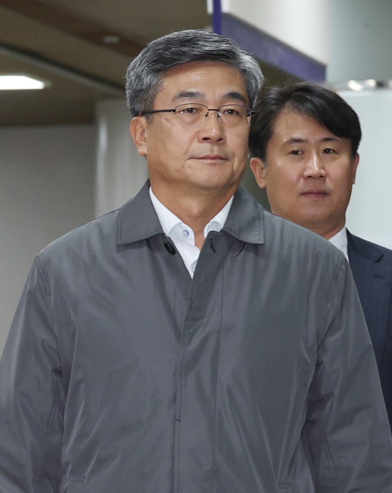 [서울=뉴시스] 김진아 기자 = '서해 공무원 피격 사건' 은폐 시도 및 '월북몰이' 혐의로 재판에 넘겨진 서욱 전 국방부 장관이 5일 서울 서초구 서울중앙지방법원에서 열린 1심 결심공판에 출석하고 있다. 2025.11.05. bluesoda@newsis.com