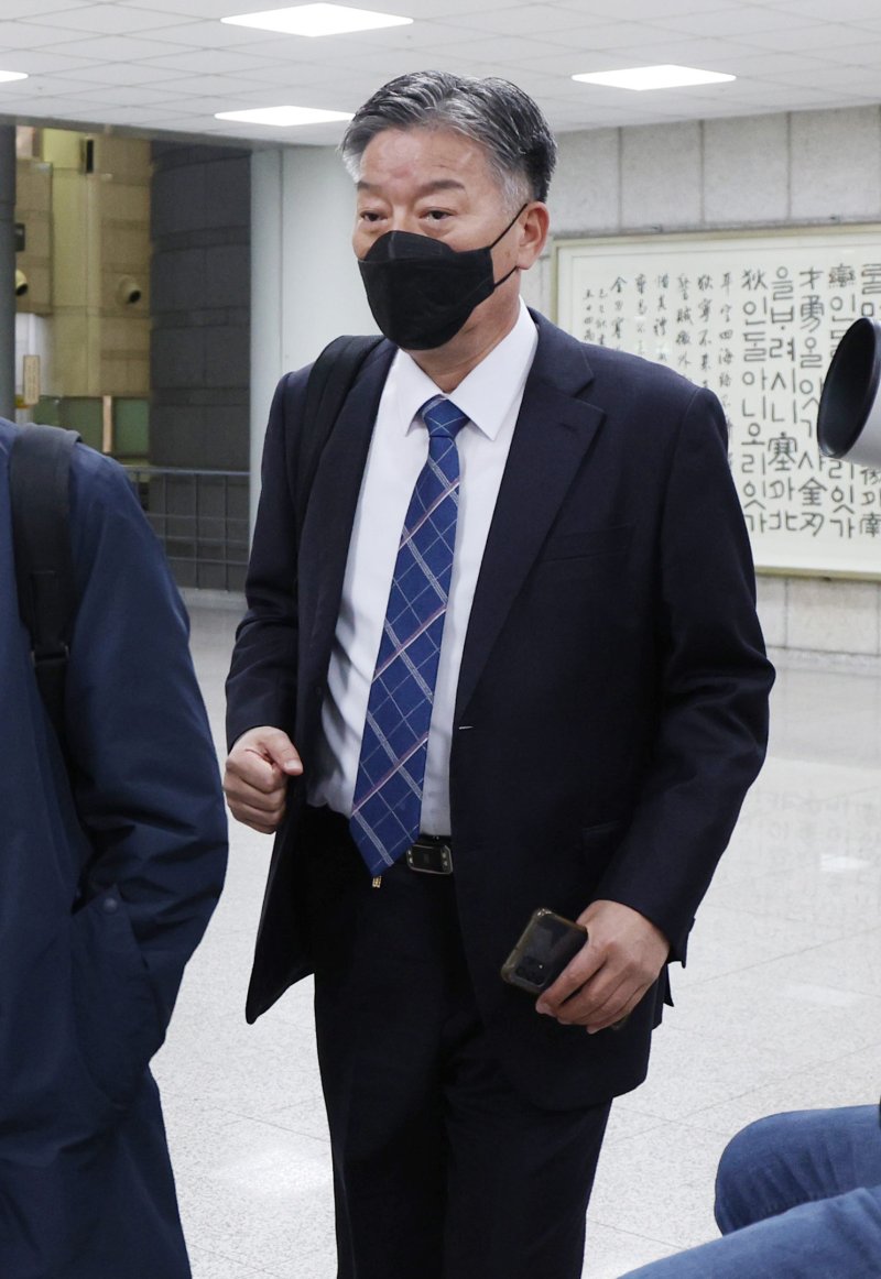 [서울=뉴시스] 김진아 기자 = '서해 공무원 피격 사건' 은폐 시도 및 '월북몰이' 혐의로 재판에 넘겨진 김홍희 전 해양경찰청장이 5일 서울 서초구 서울중앙지방법원에서 열린 1심 결심공판에 출석하고 있다. 2025.11.05. bluesoda@newsis.com