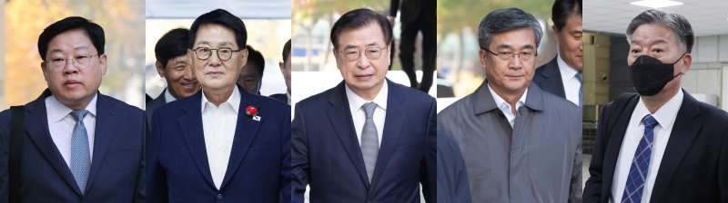 [서울=뉴시스] 김진아·황준선 기자 = '서해 공무원 피격 사건' 은폐 시도 및 '월북몰이' 혐의로 재판에 넘겨진 노은채(왼쪽부터) 전 국정원 비서실장, 박지원 전 국정원장, 서훈 전 국가안보실장, 서욱 전 국방부 장관, 김홍일 전 해양경찰청장이 5일 서울 서초구 서울중앙지방법원에서 열린 1심 결심공판에 출석하고 있다. 2025.11.05. hwang@newsis.com