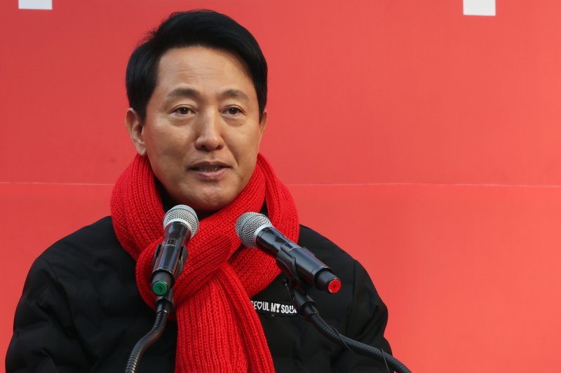 오세훈 서울시장이 지난 4일 오전 서울 청계광장에서 열린 '2025 굿피플 사랑의 희망박스 박싱데이'에서 축사를 하고 있다. 2025.11.4/뉴스1 ⓒ News1 황기선 기자