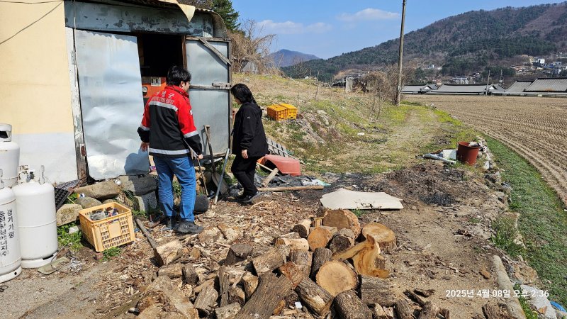 경기 가평군 직원들이 농촌지역 불법소각 행위 단속에 나서고 있다.(가평군 제공. 재판매 및 DB 금지)/뉴스1