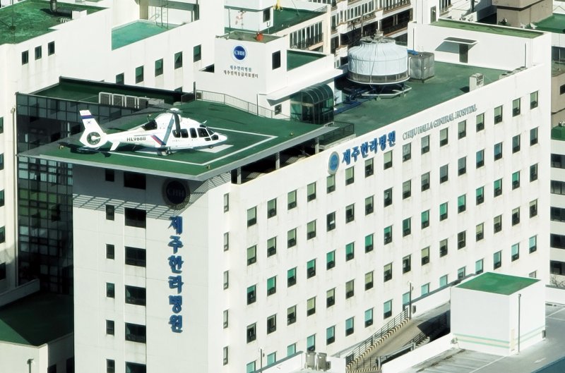 제주권역 거점응급의료센터인 제주한라병원에 배치된 제주 닥터헬기. ⓒ News1