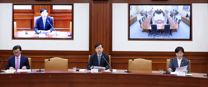 [서울=뉴시스] 추상철 기자 = 구윤철 경제부총리 겸 기획재정부 장관이 지난 4일 오전 서울 종로구 정부서울청사에서 열린 '경제관계장관회의 겸 물가관계장관회의' 및 '산업경쟁력강화 관계장관회의'에서 발언하고 있다. 2025.11.04. scchoo@newsis.com