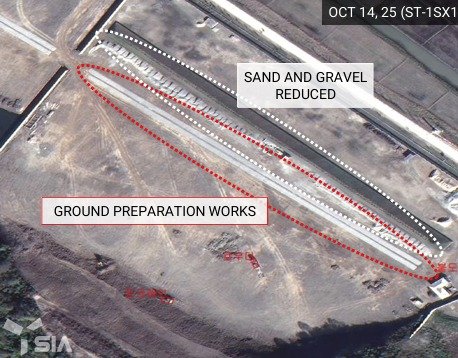 두만강 인근 석유 저장소 남서쪽 비축지에 쌓여 있던 모래와 자갈이 지난 10월부터 평행선의 띠 형태로 정리된 모습. (NK 인사이트 보고서 갈무리)