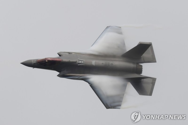 지난 3월 7일 태국 방콕에서 태국 공군 창설 88주년을 기념해 비행 중인 F-35 전투기 (출처=연합뉴스)