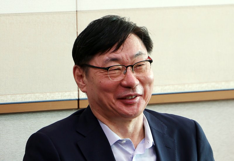 [서울=뉴시스] 김명년 기자 = 이화영 전 경기도 평화부지사가 지난달 23일 오전 서울 여의도 국회 법제사법위원회에서 열린 서울고등검찰청-서울중앙지방검찰청 등에 대한 국정감사에서 의원들의 토론 중 웃음을 보이고 있다. 2025.10.23. kmn@newsis.com