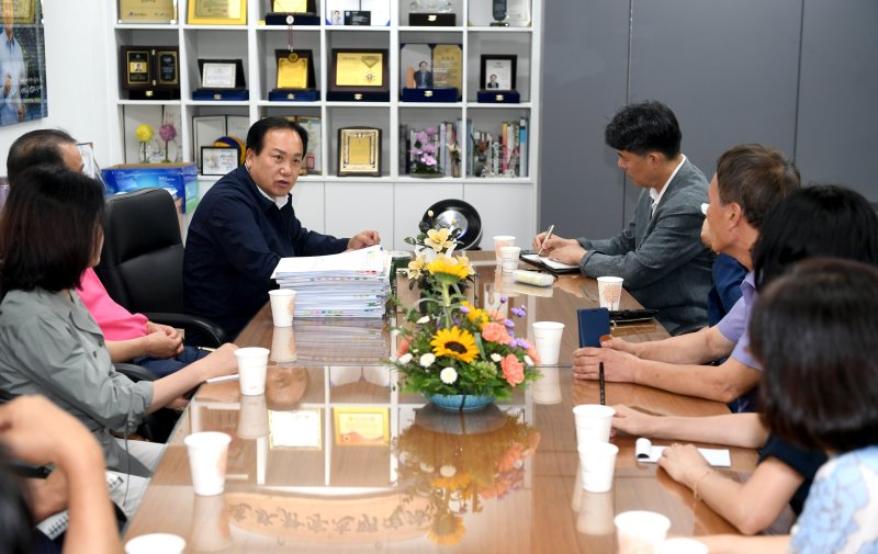 [오산=뉴시스] 이권재 오산시장이 운암뜰 AI시티 도시개발사업 토지주들과 면담을 벌이는 모습 (사진 = 오산시 제공)