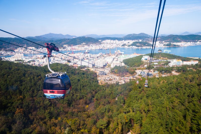 [통영=뉴시스] 신정철 기자= 통영관광개발공사는 2026학년도 대입 수능 시험을 마친 수험생을 대상으로 통영 주요 관광시설인 통영케이블카, 디피랑, 어드벤처타워 등 3개 시설 이용요금을 50% 할인하는 특별이벤트를 진행한다고 5일 밝혔다.사진은 통영케이블카와 통영항 전경.(사진=뉴시스DB).2025.11.05. sin@newsis.com