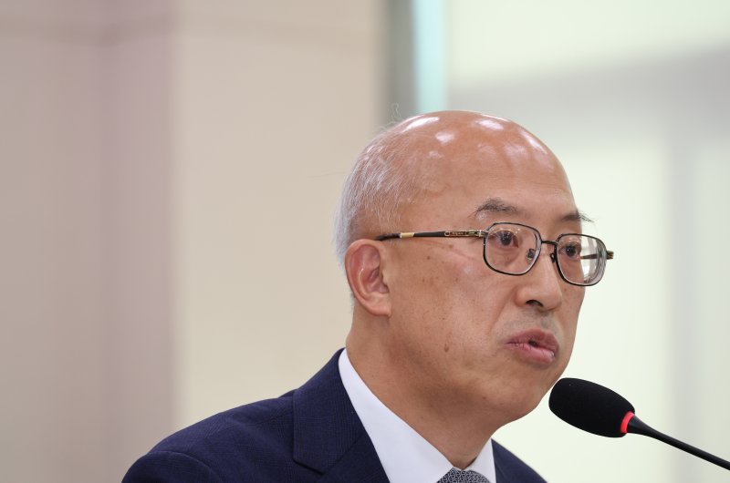 [서울=뉴시스] 김금보 기자 = 조원철 법제처장이 24일 오전 서울 여의도 국회에서 열린 법제사법위원회의 법제처에 대한 국정감사에서 질의에 답하고 있다. 2025.10.24. kgb@newsis.com