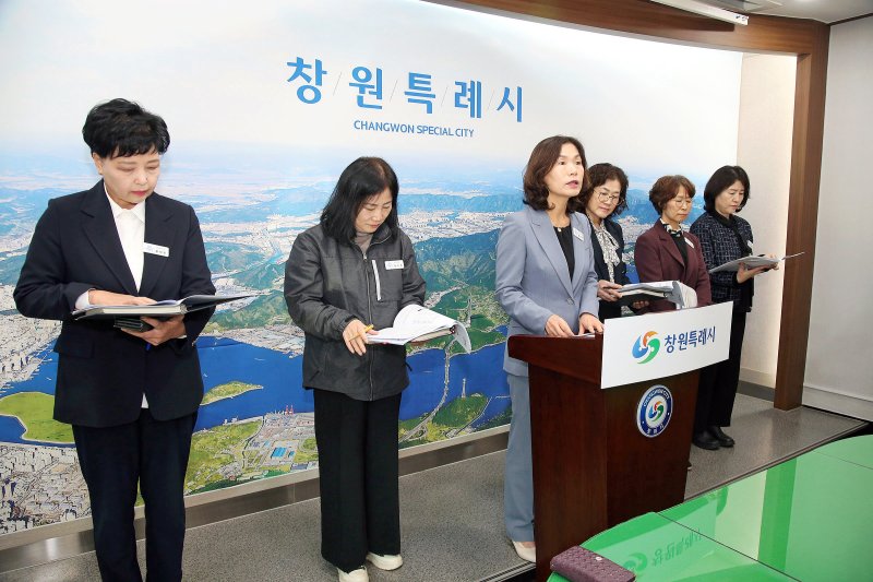 [창원=뉴시스] 강경국 기자 = 최영숙 경남 창원시 복지여성보건국장이 5일 시청 프레스센터에서 여성친화도시 세 번째 지정 등과 관련해 브리핑을 하고 있다. (사진=창원시청 제공). 2025.11.05. photo@newsis.com *재판매 및 DB 금지