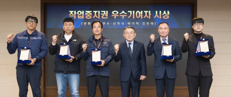 김준동 한국남부발전 사장(오른쪽 세 번째)이 지난 4일 포상을 받은 협력사 직원과 기념촬영을 하는 모습 (남부발전 제공. 재판매 및 DB 금지)