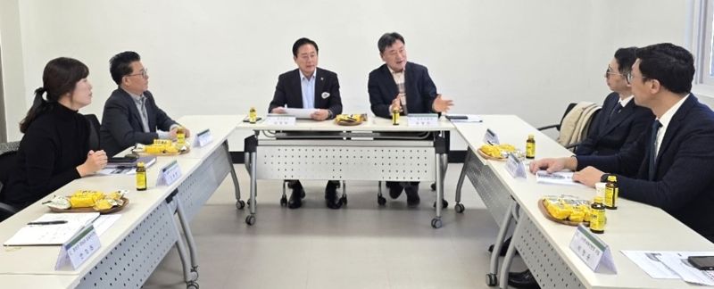 제2회 홍천 FCI 국제 도그쇼 & 홍천군 반려동물 문화 축제 추진결과 보고회가 지난 4일 홍천 농촌문화터미널 회의실에서 신영재 군수 등이 참석한 가운데 열렸다. 홍천군청 제공