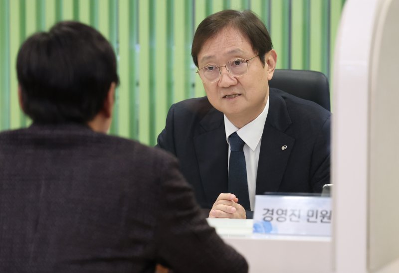 이찬진 금융감독원장이 5일 오전 '경영진 민원상담 Day'를 맞아 서울 여의도 금융감독원 금융민원센터 상담 부스에서 민원인과 상담을 하고 있다. 이날 민원 상담은 금감원 경영진이 금융소비자와의 직접 만남을 통해 공감대를 넓히고 금융소비자의 신뢰를 제고하기 위해 마련됐다. ⓒ News1 오대일 기자