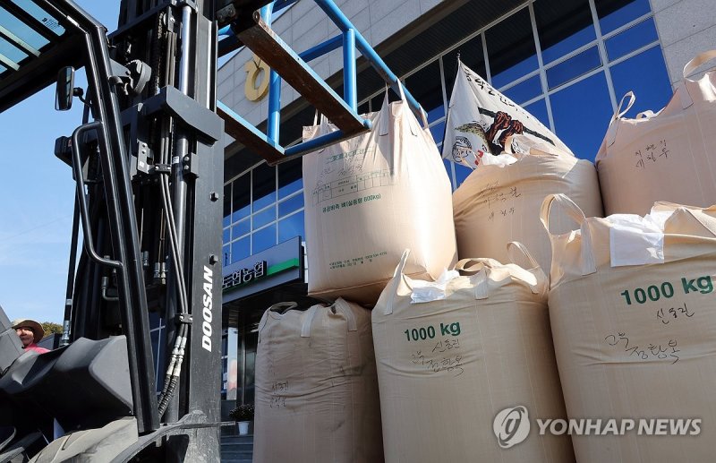 정읍 농민들, 나락 적재 투쟁 (출처=연합뉴스)