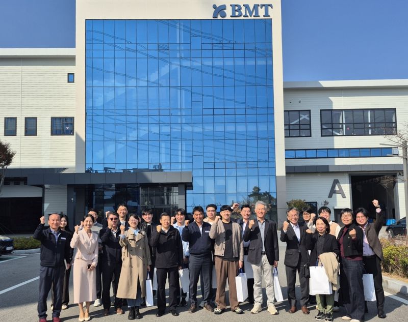5일 부산 기장군 신소재산단에 위치한 정밀 피팅·밸브 전문기업인 ㈜비엠티를 방문한 '배관 및 기계류(ISO/TC 8/SC 3) 국제표준화 총회' 참석, 대표단이 기념촬영을 하고 있다. ㈜비엠티 제공
