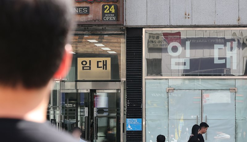 서울 종로구의 빈 상가에 붙은 임대 문의. 2025.9.25/뉴스1 ⓒ News1 김진환 기자