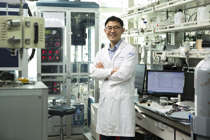 [서울=뉴시스]이달의 과학기술인상 11월 수상자로 선정된 최민기 한국과학기술원(KAIST) 생명화학공학과 교수. (사진=과학기술정보통신부 제공)