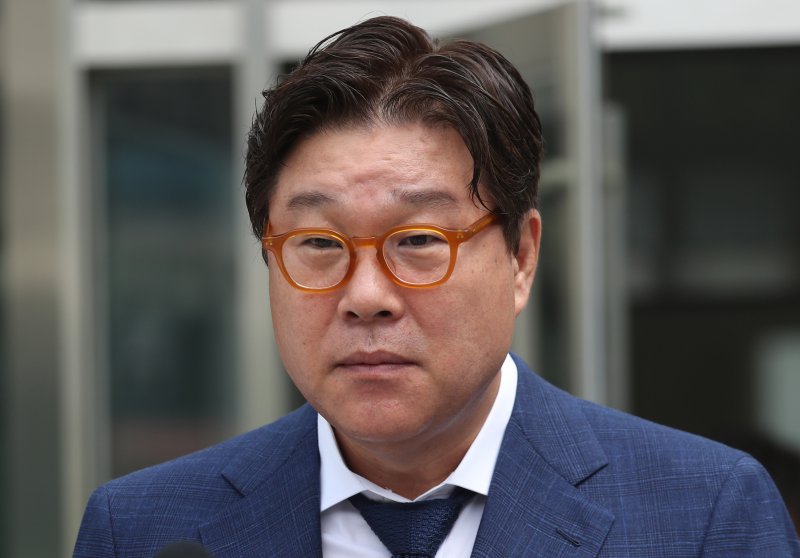 대북송금 관련 혐의로 기소된 김성태 전 쌍방울그룹 회장이 12일 오후 경기 수원시 영통구 수원지방법원에서 열린 선고 공판을 마치고 나와 취재진의 질문에 답하고 있다. 2024.7.12/뉴스1 ⓒ News1 김영운 기자