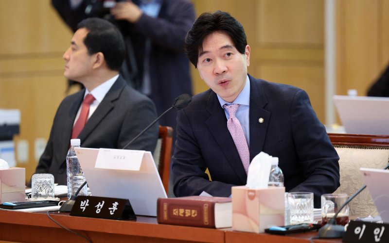 [대구=뉴시스] 이무열 기자 = 박성훈 국민의힘 의원이 24일 대구 중구 한국은행 대구경북본부에서 열린 대구지방국세청·대구본부세관·대구지방조달청·동북지방통계청·한국은행 대구경북본부·포항본부에 대한 국정감사에서 질의하고 있다. 2024.10.24. lmy@newsis.com