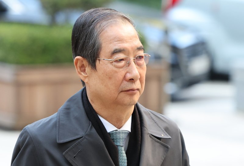 [서울=뉴시스] 황준선 기자 = 한덕수 전 국무총리가 5일 오전 서울 서초구 서울중앙지방법원에서 열린 '12·3 비상계엄' 내란 방조 혐의 6차 공판에 출석하고 있다. 2025.11.05. hwang@newsis.com