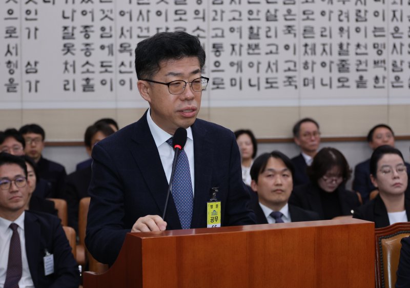 [서울=뉴시스] 김금보 기자 = 신용해 전 교정본부장이 21일 서울 여의도 국회에서 열린 법제사법위원회 국정감사에서 질의에 답하고 있다. 2025.10.21. kgb@newsis.com