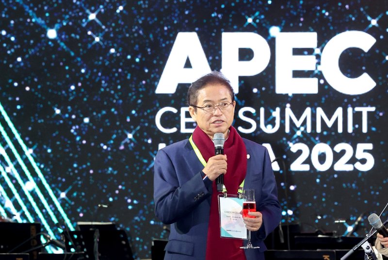 이철우 경북도지사는 경주 화랑마을에서 열린 ‘APEC CEO 서밋(CEOSUMMIT) 공식 환영 만찬’에 참석해 “다 함께 잘사는 세상”을 만들자며 건배를 제안했다.(경북도 제공. 재판매 및 DB금지) ⓒ News1 김대벽기자