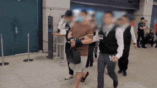 룽거컴퍼니 조직원의 국내 송환 장면 (출처=연합뉴스)