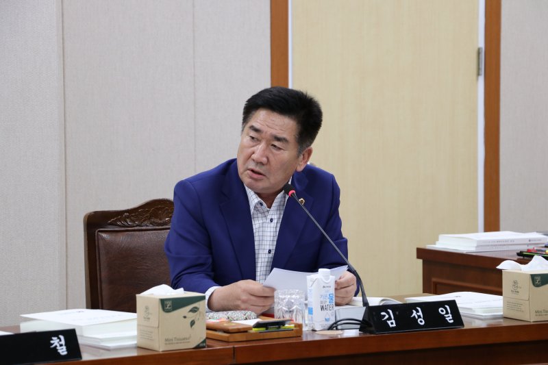 김성일 전남도의원이 전남도 행정사무감사에서 질의하고 있다.(전남도의회 제공, 재판매 및 DB금지)/뉴스1