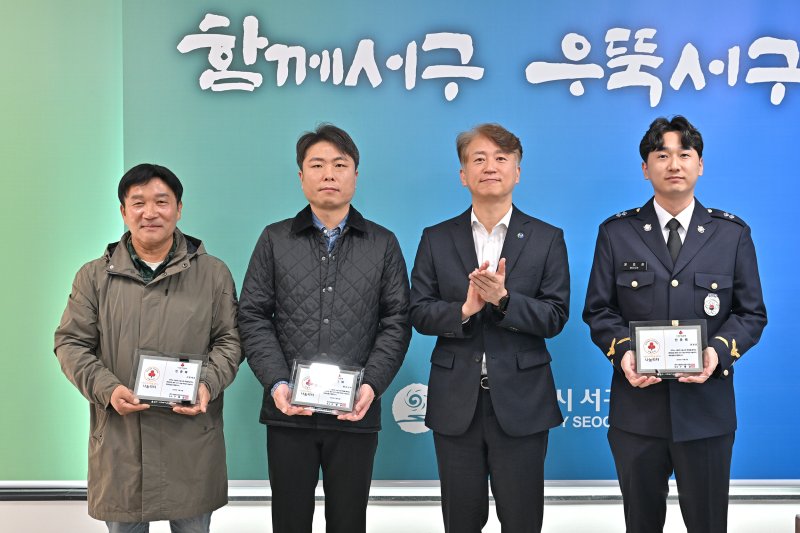 [광주=뉴시스] 광주 서구는 광주사회복지공동모금회와 함께 추진하는 캠페인의 일환으로 100만원 이상을 기부한 개인·단체·기업에 수여하는 '나눔리더' 1호가 탄생했다고 5일 밝혔다. (사진=광주 서구 제공) 2025.11.05. photo@newsis.com *재판매 및 DB 금지