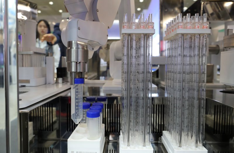 [서울=뉴시스] 김혜진 기자 = 7일 오후 서울 강남구 코엑스에서 열린 바이오코리아 2025를 찾은 관람객들이 부스를 둘러보고 있다. 2025.05.07. jini@newsis.com