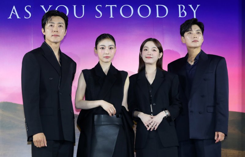 [서울=뉴시스] 김혜진 기자 = 배우 이무생(왼쪽부터), 전소니, 이유미, 장승조가 5일 오전 서울 용산구 CGV용산아이파크몰에서 열린 넷플릭스 시리즈 '당신이 죽였다' 제작발표회에서 포즈를 취하고 있다. 2025.11.05. jini@newsis.com