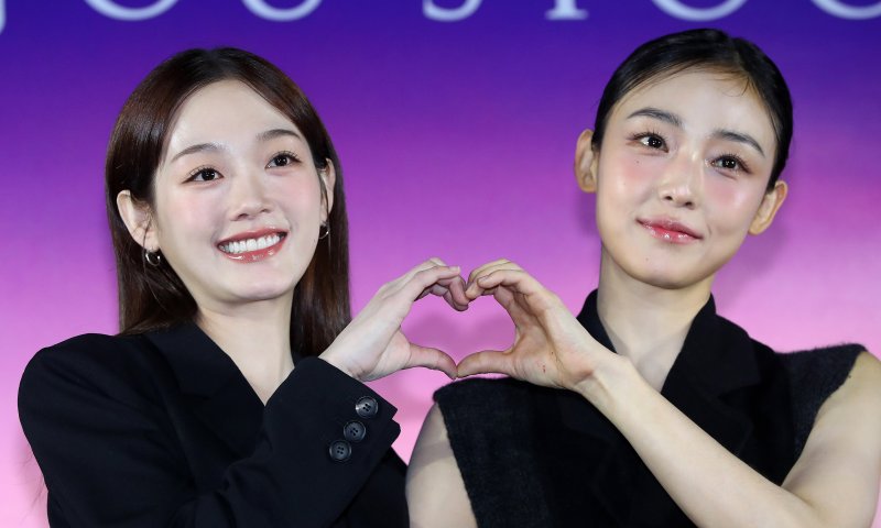 [서울=뉴시스] 김혜진 기자 = 배우 이유미(왼쪽), 전소니가 5일 오전 서울 용산구 CGV용산아이파크몰에서 열린 넷플릭스 시리즈 '당신이 죽였다' 제작발표회에서 포즈를 취하고 있다. 2025.11.05. jini@newsis.com