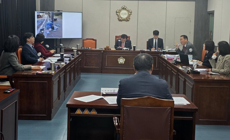 5일 태백시의회 위원회실에서 열린 의원간담회에서 싸리재 화장실 철거 이후 노상방뇨와 쓰레기 투기의 심각성에 대해 질문하고 있다.(사진=뉴시스) *재판매 및 DB 금지