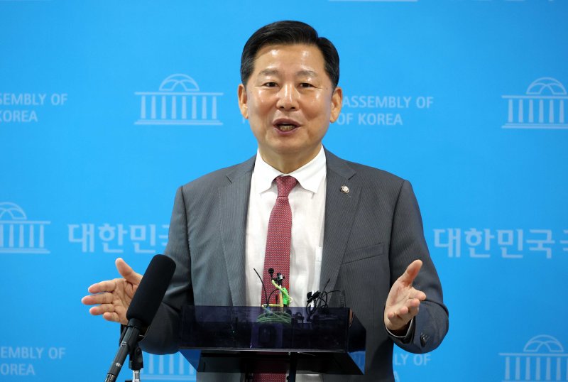 [서울=뉴시스] 조성봉 기자 = 이철규 국민의힘 의원이 22일 오후 서울 여의도 국회 소통관에서 '특검 관련 입장 발표 기자회견'을 마치고 취재진의 질문에 답변하고 있다. 2025.07.22. suncho21@newsis.com