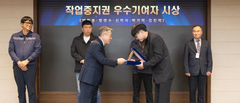 [세종=뉴시스]한국남부발전은 김준동 사장 취임 1주년을 맞아 지난 4일 부산 본사에서 '작업중지권 우수자 포상'을 시행했다.(사진=남부발전 제공)