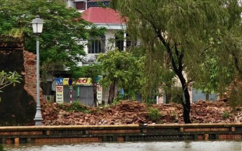 지난 2일 장기간 지속된 폭우로 이핸 베트남 중요한 역사 유적지인 후에 황성의 길이 15m 구간의 성벽이 붕괴되었다. 베트남 국가방송국 제공