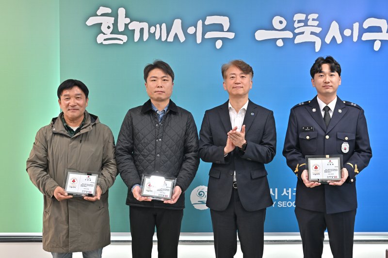 김이강 광주 서구청장이 5일 집무실에서 고 김신자 씨의 유족, 해양경찰관 문호준 씨, 서창동 자생단체 연합회 서창애온과 나눔리더100 가입식을 열고 있다.(광주 서구 제공. 재판매 및 DB 금지) 2025.11.5