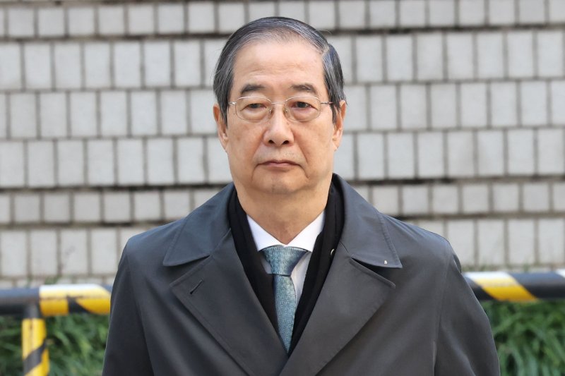 한덕수 전 국무총리가 5일 오전 서울 서초구 서울중앙지방법원에서 열린 내란 우두머리 방조 및 위증 등 혐의 재판에 출석하고 있다. 2025.11.5/뉴스1 ⓒ News1 이광호 기자