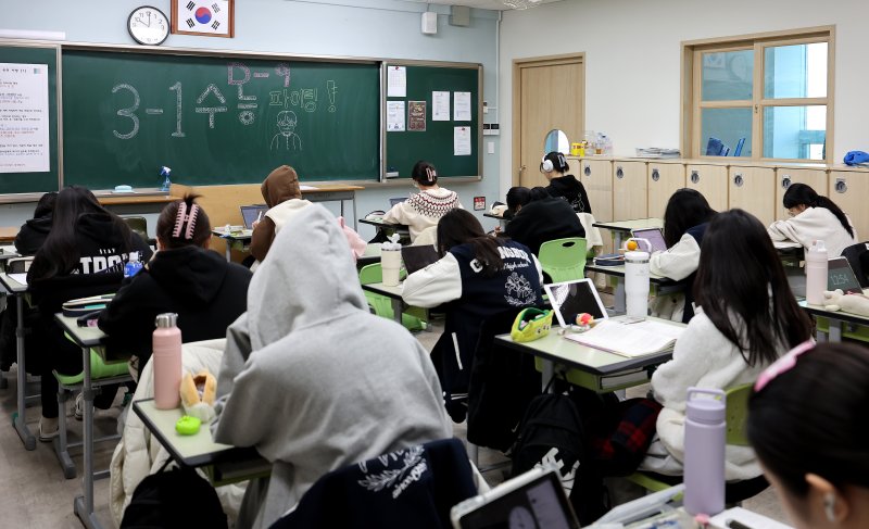 [대구=뉴시스] 이무열 기자 = 2026학년도 대학수학능력시험을 9일 앞둔 4일 대구 중구 경북여자고등학교에서 고3 수험생들이 자습을 하고 있다. 2025.11.04. lmy@newsis.com