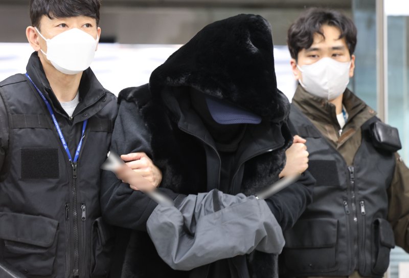 도로교통법상 음주운전과 특정범죄가중처벌법상 위험운전치사상 혐의를 받는 서 모씨가 5일 서울 서초구 서울중앙지방법원에서 열린 구속 전 피의자 심문에 출석하고 있다. ⓒ News1 이광호 기자